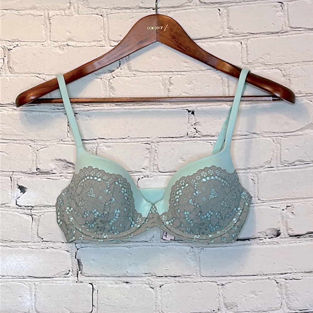 Victoria’s Secret Blue Gray Lace Bra Size 32D Excellent Condition